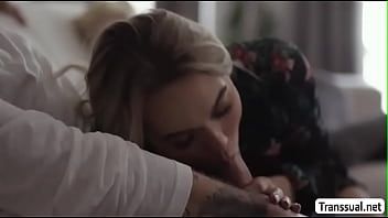 播放 Tbabe 喜欢当她开始吮吸男人的鸡巴时