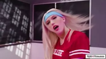 播放 教练无鞍丰满的跨学生 khloe kay 和 izzy 王尔德