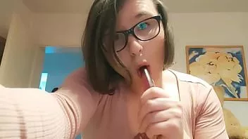 Odtwórz Nastoletnia amatorska tranny anallisa sama w domu - ssie dildo, liże swoją spermę i rucha swoją cipkę bez litości, wyglądając uroczo i krzycząc głośno w całym domu - ma na sobie klatkę na penisa i używa innych swoich zabawek