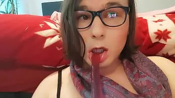 Odtwórz Ladyboy anallisa solo z lila dildo w ustach i dupie - rucha swoją mokrą małą cipkę, aż ma orgazm i głośno krzyczy przed kamerą