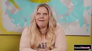 play Trans-Hexe Daisy Taylor wird ohne Sattel gefickt