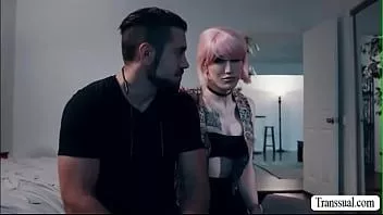 Reproduzir Travesti de cabelo rosa analizado por meio-irmão triste