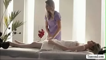 播放 丰满的变性女按摩师对她的变性顾客进行了肛交