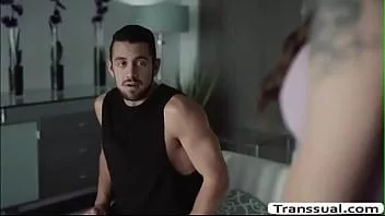 Reproduzir Travesti peituda cavalga amigos marido pau