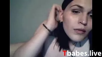 Reproducir Pequeña morena hermosa femboy mostrando en la cámara sus impresionantes cockfaps