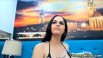 Reproduzir Ladyboy lascivo brinca com seu pau e bunda