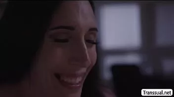 Reproduzir Ts melanie adora chupar o pau do meio-irmão