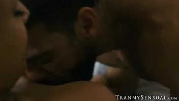 Redare Frumoasa tgirl cu cerneală eva maxim geme în timp ce călărește cocoșul tare