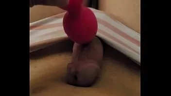 চালান ফেমবয় খেলনা এবং কামিং নিয়ে খেলছে