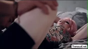 Reproduzir O cara adora quando o transbabe faz sexo oral nele
