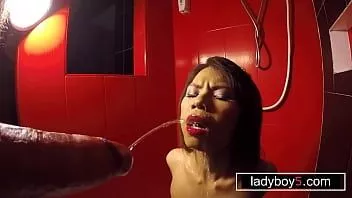 play Ingetogen petite Aziatische tiener ladyboy pist en grote pik pijpbeurt