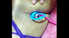 Reproducir Big-Ass Latina Shemale pide una acción anal dura con juguetes