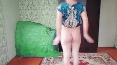 Reproduzir Ketty de travesti adolescente sensual em mini vestido de nylon e salto alto