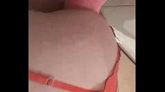 播放 内衣中的变性人与大假阳具变得坚硬肛门穿透