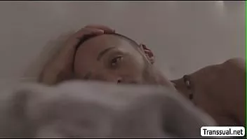 Afspelen Ladyboy geniet van het zuigen van haar stiefbroers lul