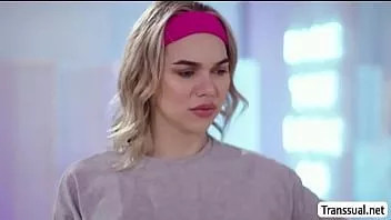 Reproduzir Ts emma adora bater na bunda de seus amigos